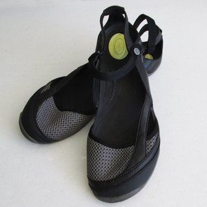 Teva Closed Toe Sandals, Size 7.5, Very Good Pre-owned Condition